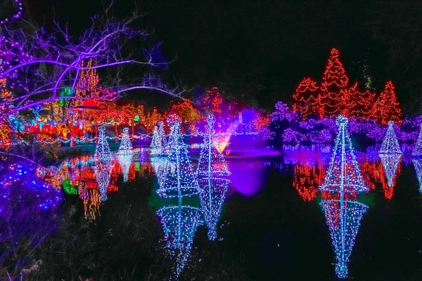 Weihnachtsbeleuchtung Reflexion van dusen garden vancouver britisch c — Stockfoto