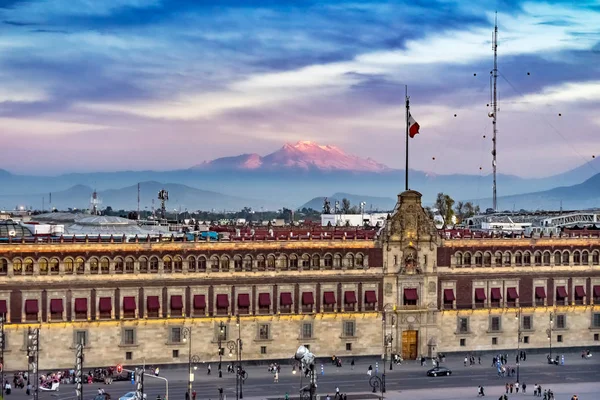 Başkanlık Ulusal Sarayı balkon kar dağ Mexico City M — Stok fotoğraf