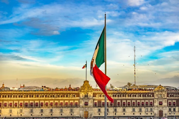 Mexicaanse vlag presidentiële rijksmonument Palace balkon Mexico — Stockfoto