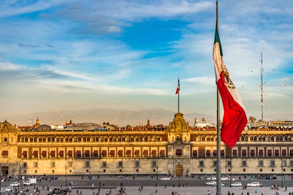 Mexická vlajka prezidentský palác balkon špýcharu Mexik — Stock fotografie