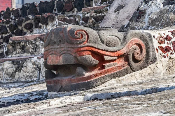 古代アステカヘビの石の彫像頭メキシコ市メキシコ市長 — ストック写真
