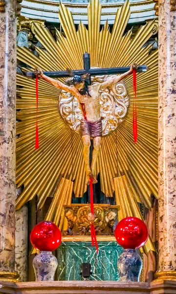 Βωμός του Χριστού σταυρώ Σάντο Ντομίνγκο εκκλησία Μεξικό — Φωτογραφία Αρχείου