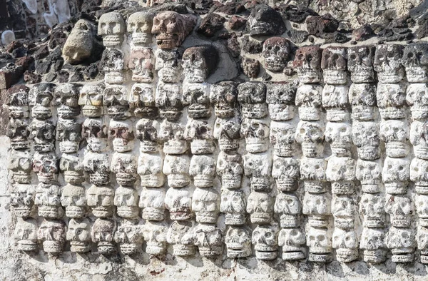 Antike aztekische schädelwand templo mayor mexiko stadt mexiko — Stockfoto