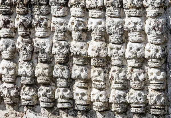 Antike aztekische schädelwand templo mayor mexiko stadt mexiko — Stockfoto