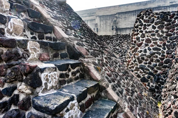 Antigua piedra azteca Pasos Templo Mayor Ciudad de México México México — Foto de Stock