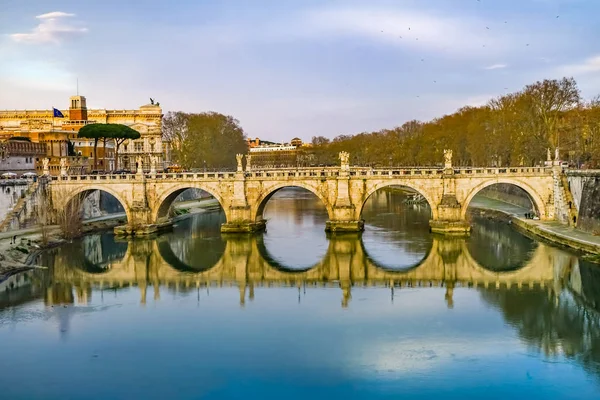 Berniniho andělé Ponte Svatý Angelo Tiber večerní odraz — Stock fotografie