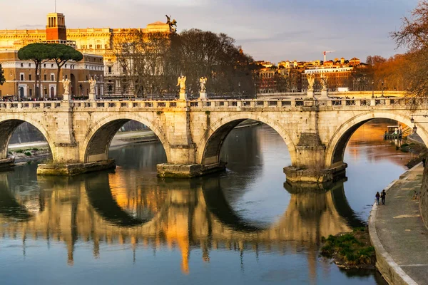 Bernini Angels Ponte Saint Angelo Tiber River Reflexión Tarde —  Fotos de Stock