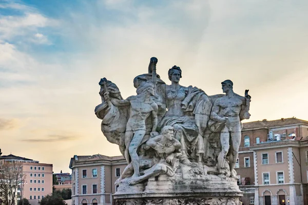 Estatua romana complicada Puente de Ponte Vittorio Emanuele II Roma —  Fotos de Stock