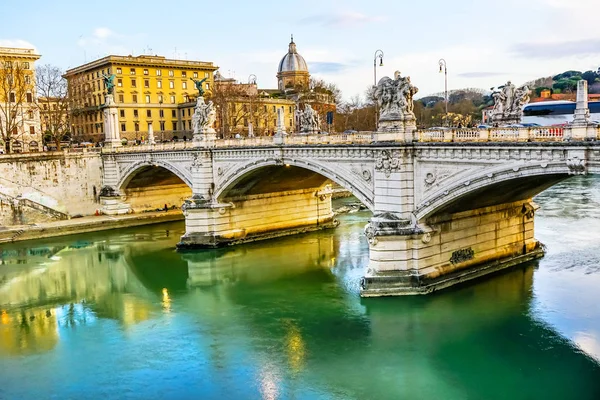 Ponte Köprüsü Vittorio Emanuele Ii Tiber Nehri Yansıma Roma İtalya — Stok fotoğraf
