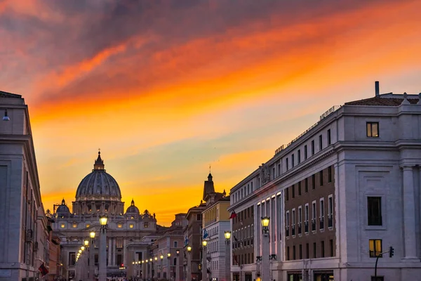 Orange Sunset Street Lights Aziz Peter Bazilikası Vatikan Roma — Stok fotoğraf