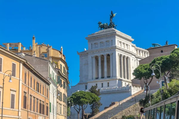 Drukke Romeinse straat Capitolijnse heuvel Victor Emanuele Monument Rome — Stockfoto