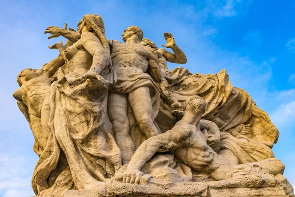 Estatua romana complicada Puente de Ponte Vittorio Emanuele II Roma —  Fotos de Stock