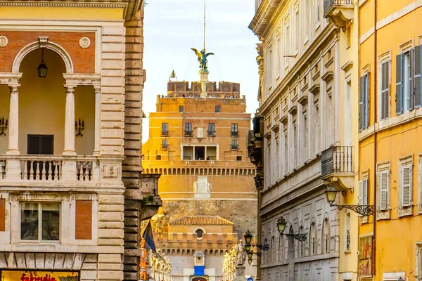 Wąska ulica rzymska Castel Ponte Saint Angelo Rzym Włochy — Zdjęcie stockowe