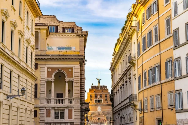 Узкая римская улица Castel Ponte Saint Angelo Rome Italy — стоковое фото
