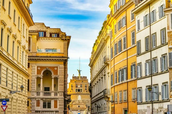 Узкая римская улица Castel Ponte Saint Angelo Rome Italy — стоковое фото