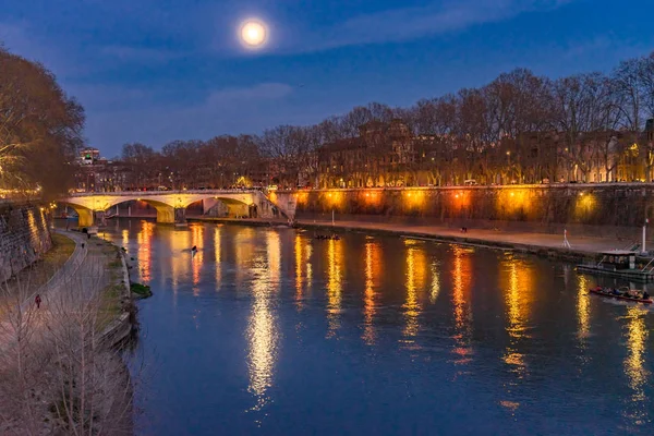 月亮之夜五颜六色的台伯河照亮反射罗马意大利 — 图库照片