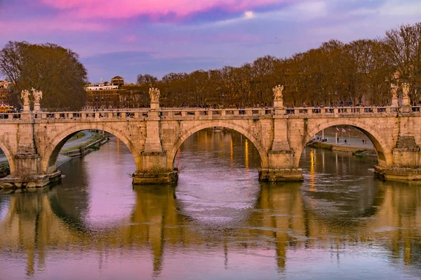 문 선셋 폰테 생 안젤로 티베르 강 반사 로마 이탈리아 — 스톡 사진