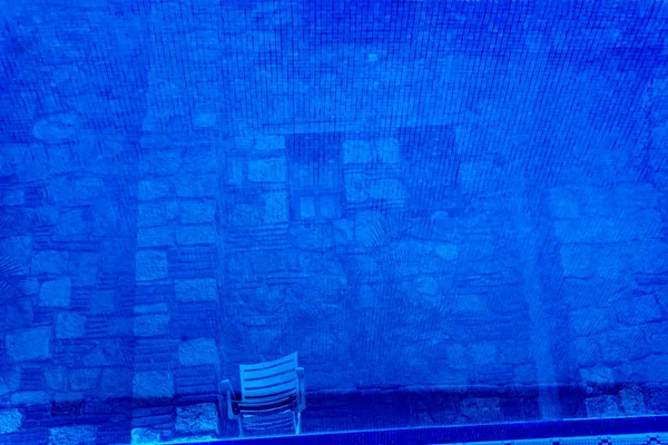 Blauw water reflectie abstracte achtergrond Mexicaanse gebouw Oaxac — Stockfoto