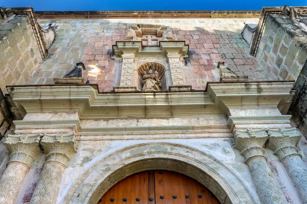 Ahşap kapı heykeli Temple Convent Carmen Alto Kilisesi Oaxaca Mexi — Stok fotoğraf