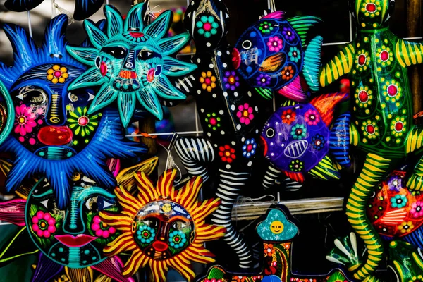 Kolorowe meksykańskie ceramiczne słońce twarz rękodzieło Oaxaca Juarez Mexic — Zdjęcie stockowe