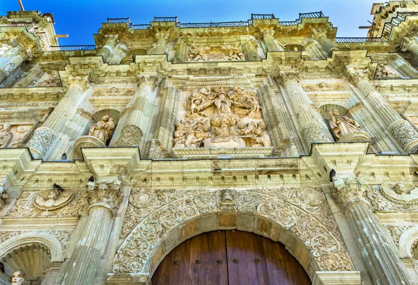 Homlokzati szobrok tornyok Lady mennybemenetele katedrális templom Oaxaca Me — Stock Fotó