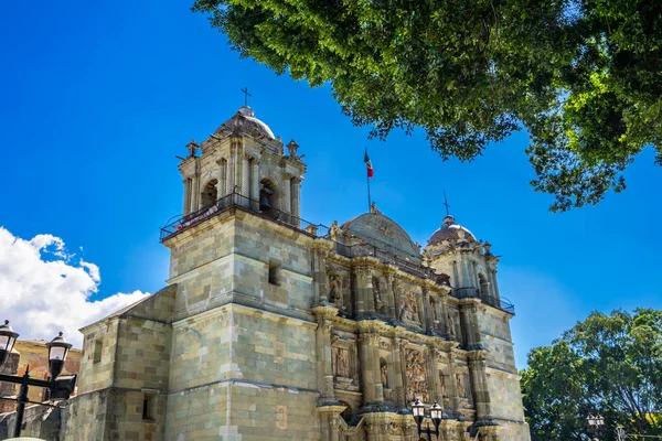 Fasáda sochy věže katedrála chrám Nanebevzetí Panny Marie Oaxaca Mexiko — Stock fotografie