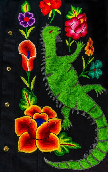 Colorful Mexican Flower Lizard Shirt Textiles Handicrafts Oaxaca — Stock Photo, Image