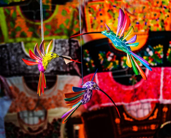 Coloridos Colibríes de Madera Artesanías Oaxaca México — Foto de Stock