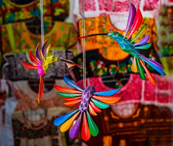 Colibris en bois colorés Artisanat Oaxaca Mexique — Photo