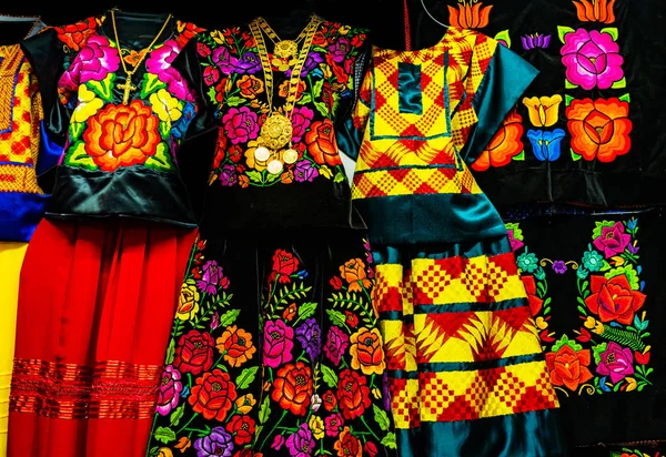 Kolorowe Mexican dresse Biżuteria rękodzieła Oaxaca Meksyk — Zdjęcie stockowe