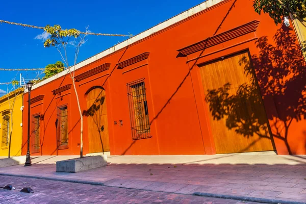 Coloré mexicain orange jaune rue Oaxaca Juarez Mexique — Photo