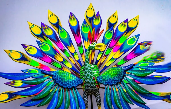 Colorat din lemn Peacock artizanat Oaxaca Mexic — Fotografie, imagine de stoc