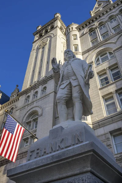 本杰明 · 富兰克林雕像旧邮政局建筑华盛顿特区 — 图库照片