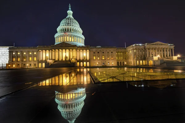 Odraz americké kapitolky na severní straně noční hvězdy Washington DC — Stock fotografie