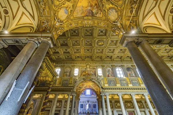 Obloukový strop bazilika Santa Maria Maggiore Řím Itálie — Stock fotografie
