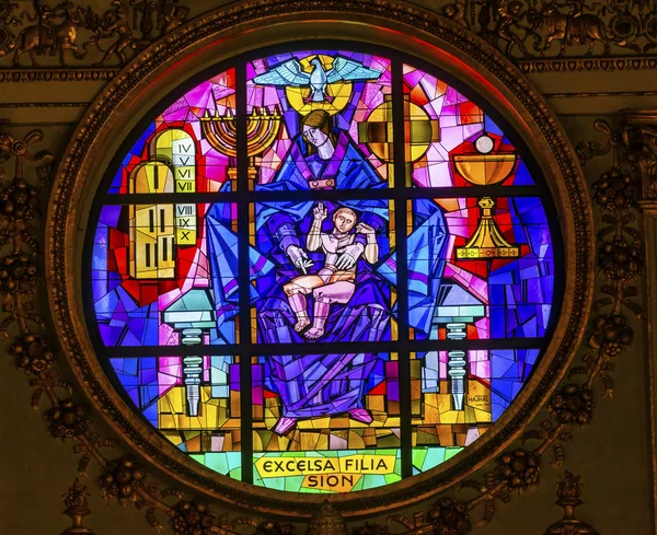 Марія забарвлених скла рожеве вікно Санта Марія Маджоре Рим Італія — стокове фото
