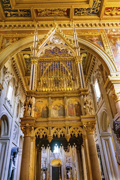 Altar alto Ciborium Basílica Catedral de San Juan de Letrán Roma I — Foto de Stock