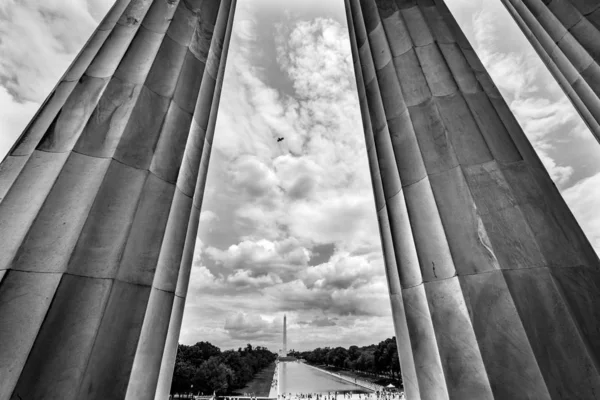 Czarny biały Tall kolumny Washington monument Lincoln Memorial Washington DC — Zdjęcie stockowe