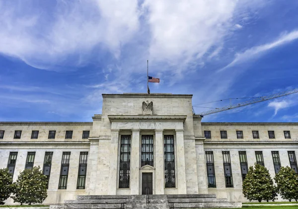 Amerikai lobogó Eccles Federal Reserve Board Bank építése Washington DC — Stock Fotó