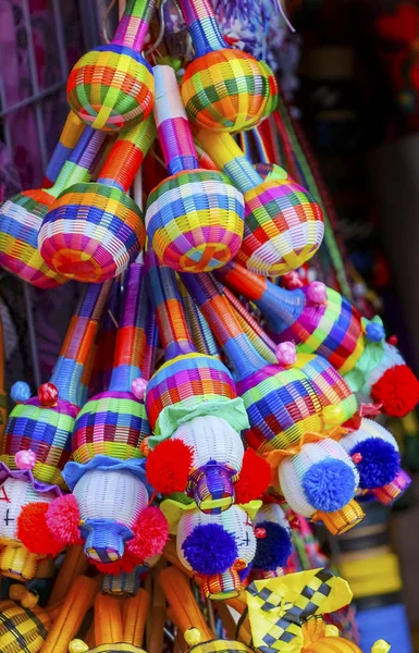 Kleurrijke stro speelgoed rammel van Oaxaca Mexico — Stockfoto