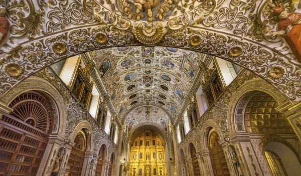 Zdobený stropní oltář Santo Domingo de Guzman Church Oaxaca Mexická — Stock fotografie