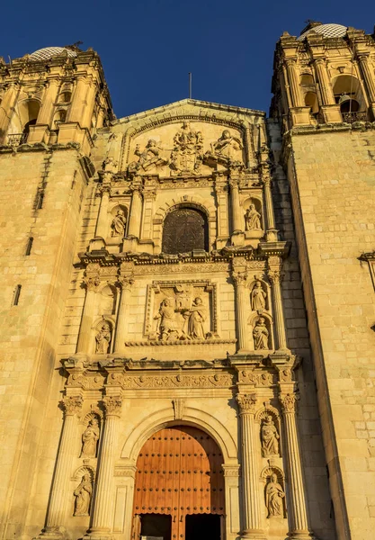 Santo Domingo de Guzman homlokzati templom Oaxaca Mexikó — Stock Fotó