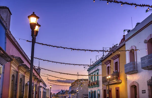 Noite de rua iluminada vermelha mexicana colorida de Oaxaca Ju — Fotografia de Stock