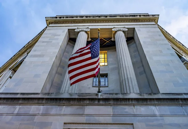 Fasada flagi Robert Kennedy Departament Sprawiedliwości budynek Washington DC — Zdjęcie stockowe