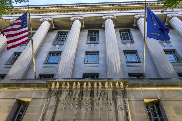 Bandeiras de fachada Robert Kennedy Departamento de Justiça Building Washington DC — Fotografia de Stock
