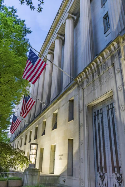Прапори фасадних дверей Роберт Кеннеді будівлю Міністерства юстиції Вашингтон, округ Колумбія — стокове фото