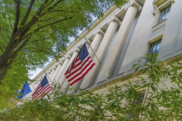 Fasad flaggor Robert Kennedy justitiedepartementet byggnad Washington DC — Stockfoto