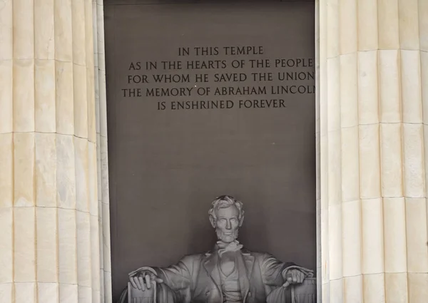 Hoge kolommen Abraham Lincoln standbeeld Memorial Washington DC — Stockfoto