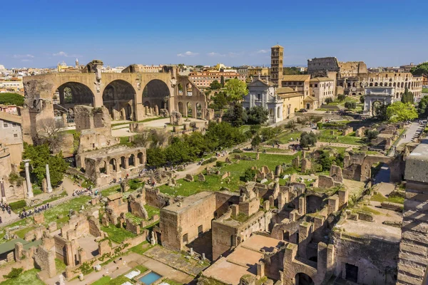 Ancient forum Titus Arch roman Colosseum Rome Italië — Stockfoto