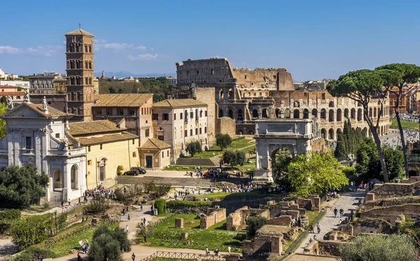 Ancient forum Titus Arch roman Colosseum Rome Italië — Stockfoto